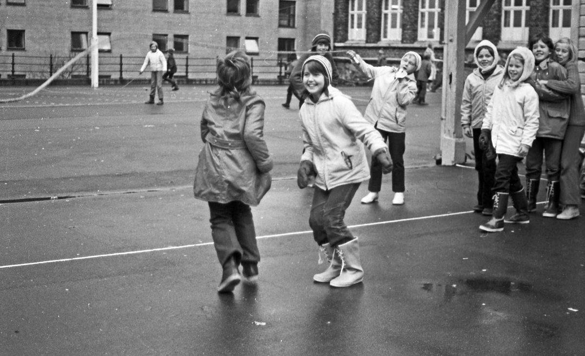 Skolebarn. På Breidablikk skole bruker man friminuttet til lek selv om ...