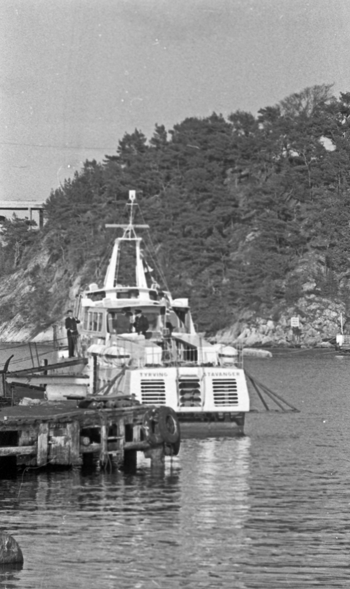 Westamaranen "Tryving". DSD-bygget og ferjen "SKUDENES" i bakgrunnen. Fra kaien i Stavanger under Karmsund bro og gjennom Karmsundet til Haugesund.