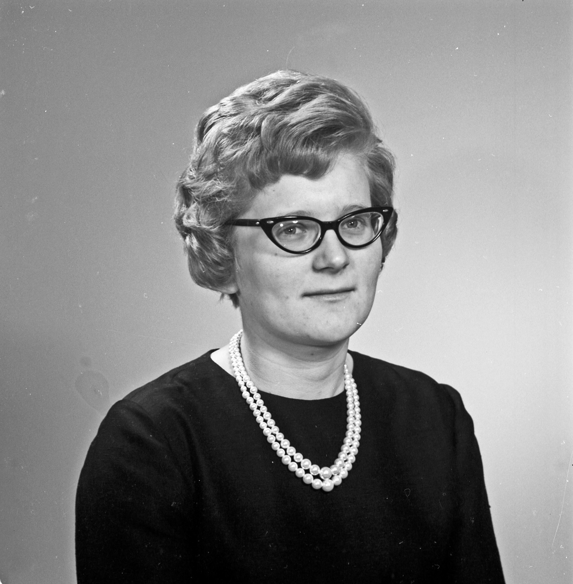 Portrett ung kvinne med briller  - bestiller Inger Horsfjord