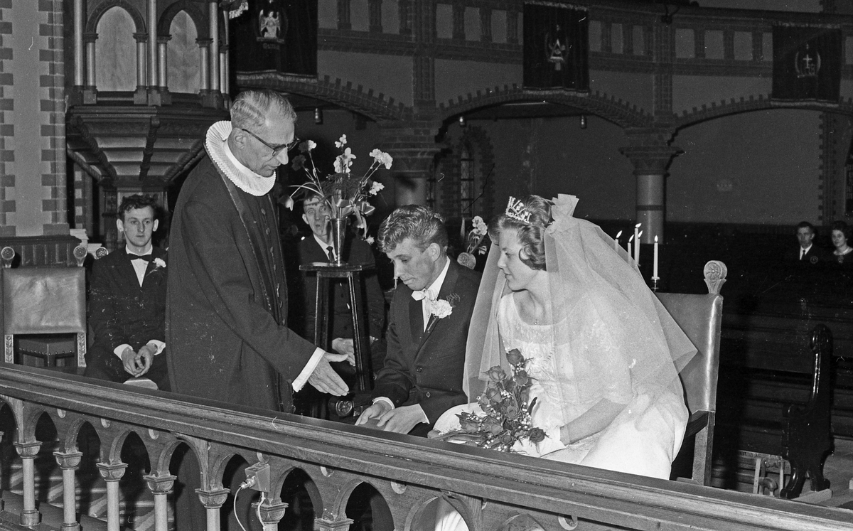 Bryllup. Brudeparet ved ankomst til kirke, under vielsen og ved festen etterpå - bestiller Steinar Salvesen