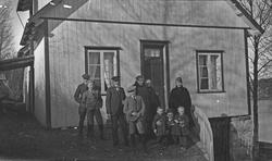 Gruppebilde. Tre menn, tre kvinner, to gutter og to smågutte