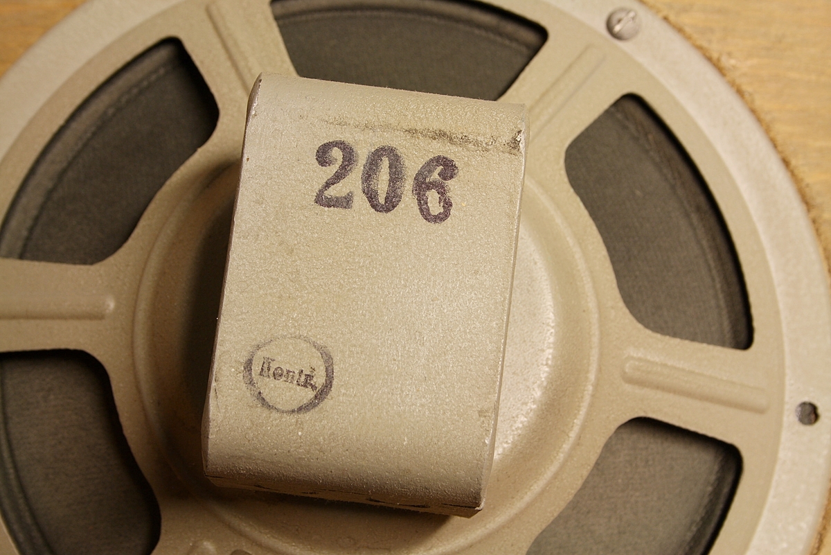 Trapesformet høyttaler til montering på vegg. Brukt på skole. Noe slitt i lakken, noe krakkelering.