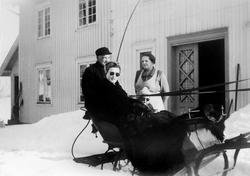 Klar for avreise med hest og slede fra gården Kjos i Skiptve