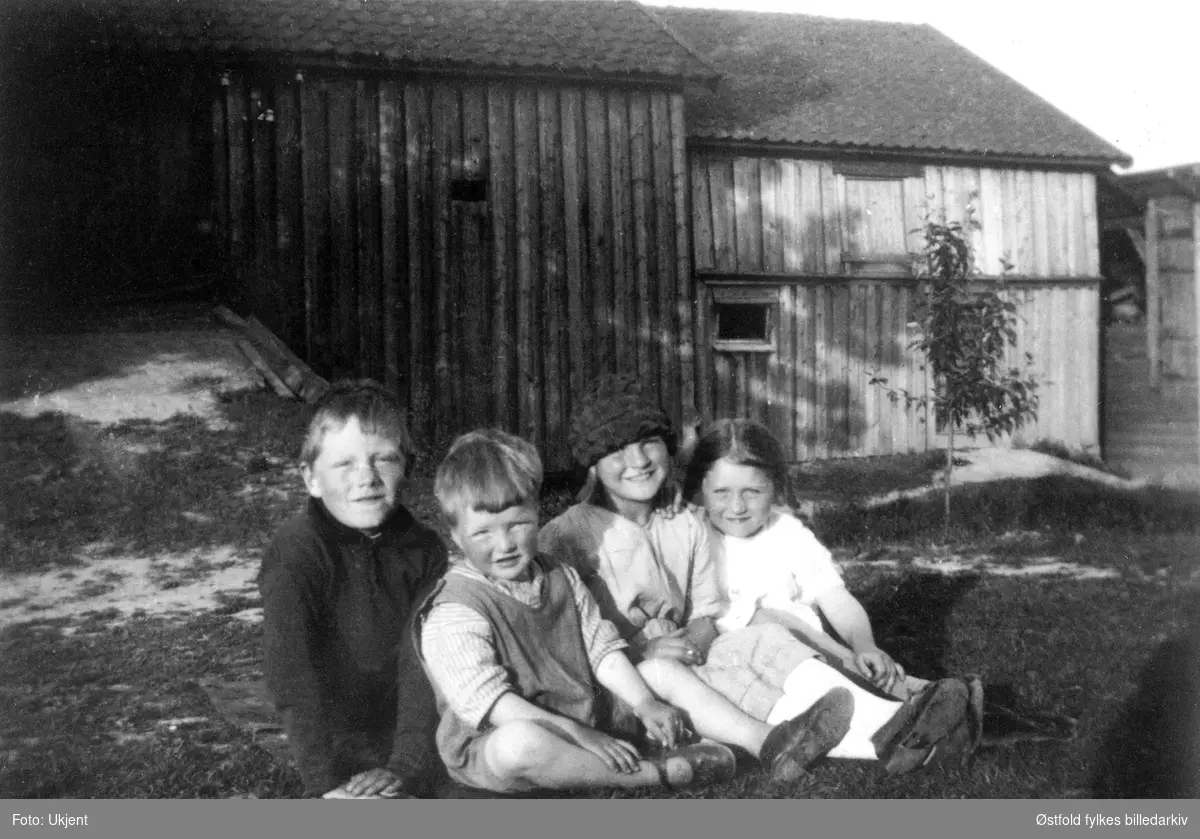 På tunet på gården Kassem 58/1 i Skiptvet 1925. I bakgrunnen uthuset. 
Fra venste: Ragnar Engebretsen, Kåre Eng, Ruth Eng og Åse Engebretsen.