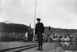 Allan brygga til venstre i bakgrunnen.