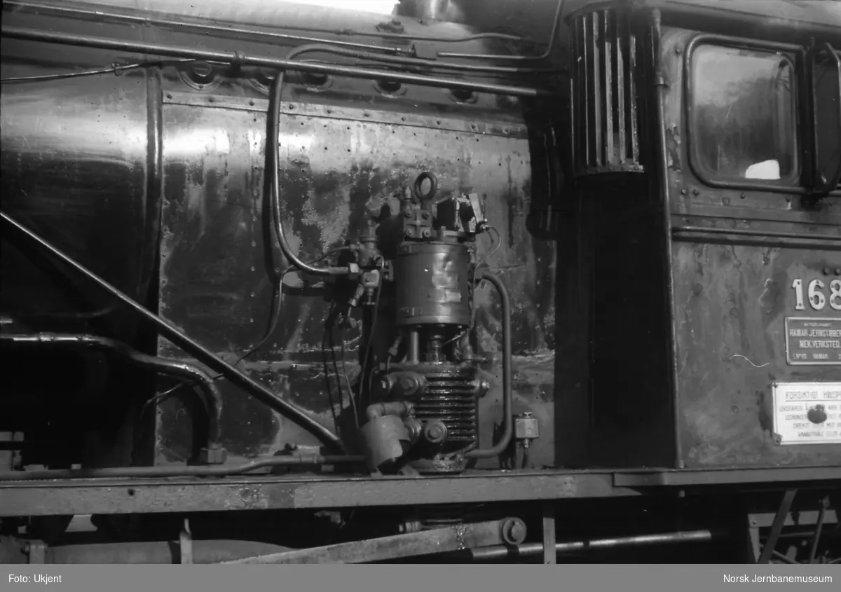 Damplokomotiv type 39a nr. 168 - trykkluftpumpe og førerhus