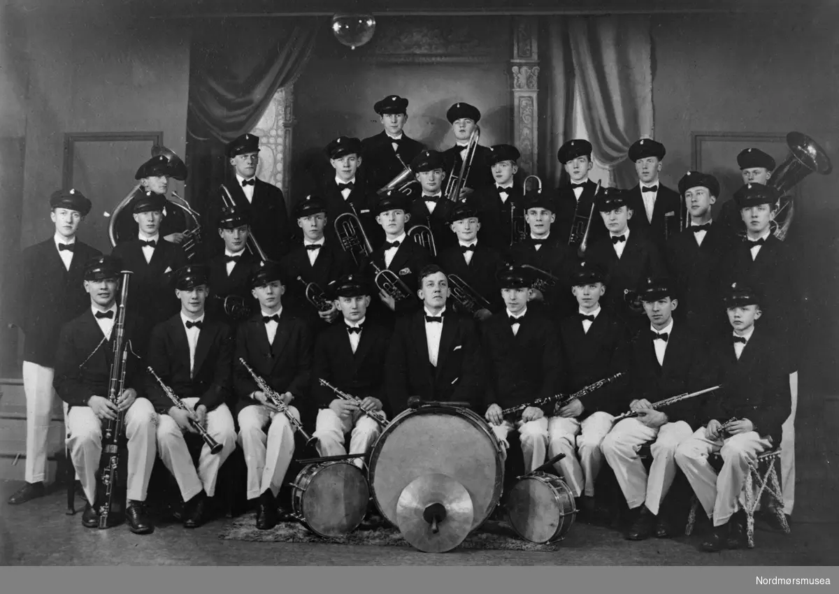 musikkorpset "Tempo" i Kristiansund. Dirigent Kristian Elgsaas. Bildet er datert 1931 av fotograf Engvig. Fra Nordmøre museums fotosamlinger.