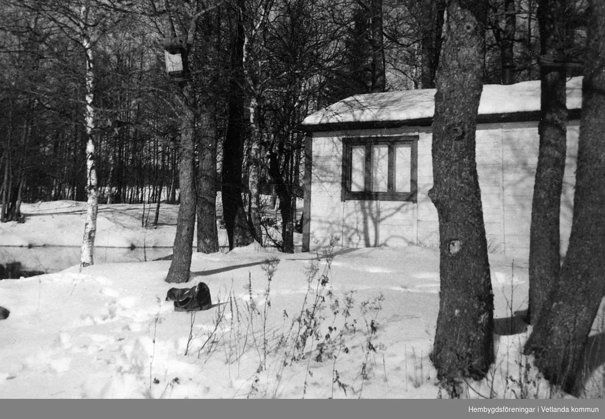 Carl Svenssons sommarstuga vid Emåns utlopp i Grumlan. Många av sommarstugorna i området byggdes av enkla material. denna stugan samt några andra är byggda av sockerlådor.