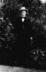 Olaf Funderud F. 1870, fotografert 1890. Senere skolebestyre