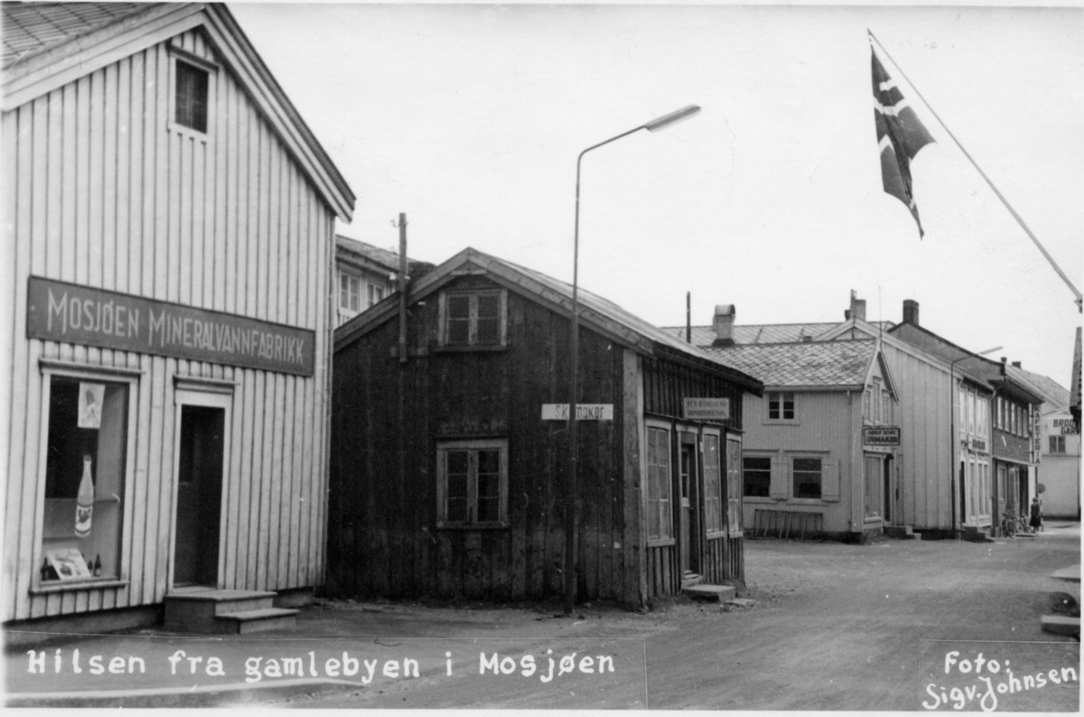 Sjøgata. Mosjøen Mineralfabrikk, Skomaker Per Bangsund, Urmaker Adolf Schei, Trikotasjehuset, Samvirkelaget.