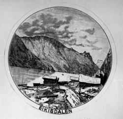 Nausta ved Eikesdalsvatnet. Frå v: Austigard bnr.8, Oppigard