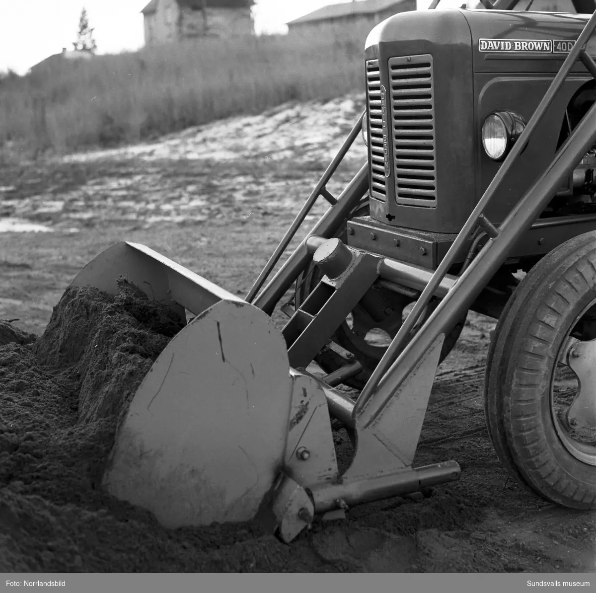 En tippsäker traktor, David Brown 40D, med hytt demonstreras av firma G Nyström AB.