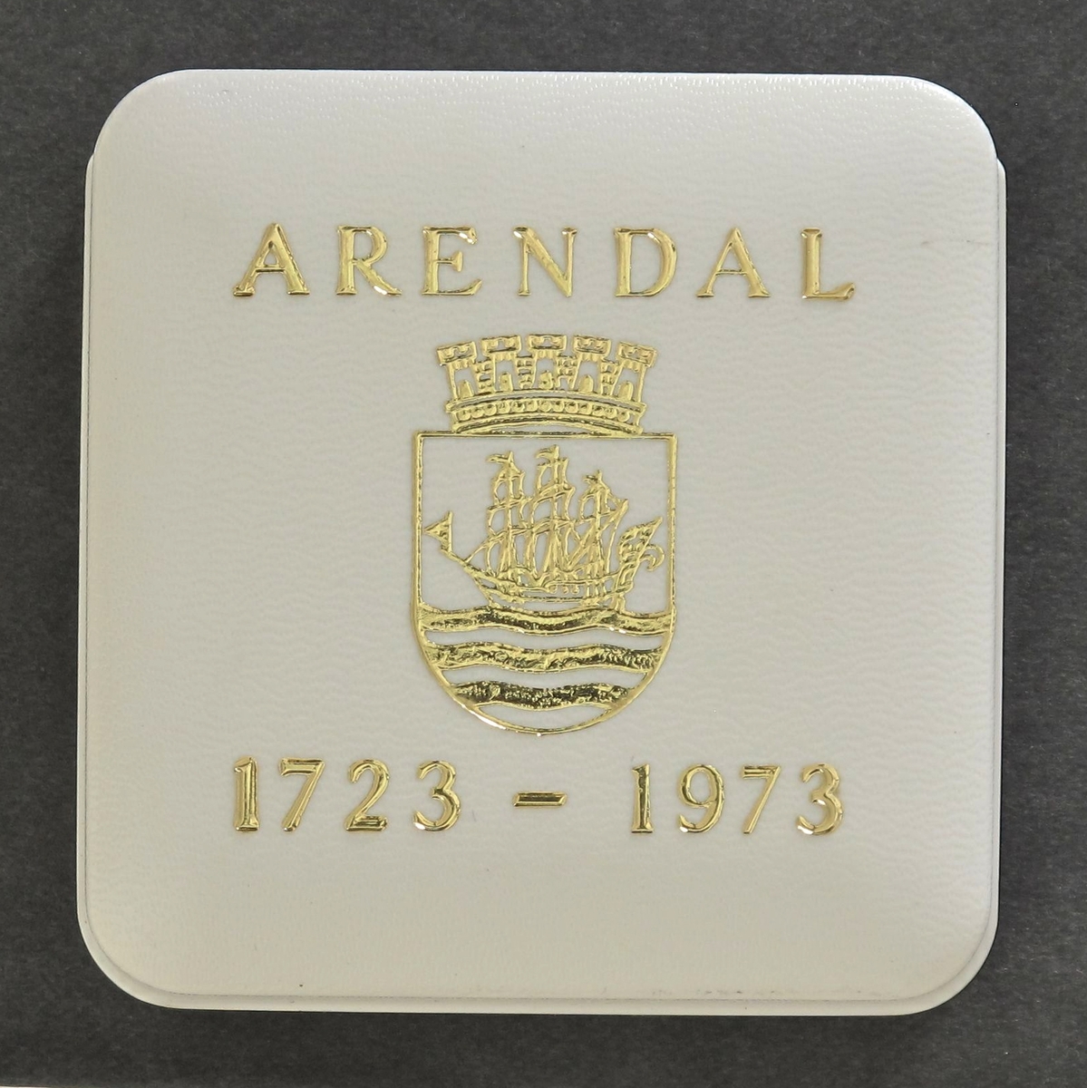 Advers: Arendals Byvåpen, tremastet skute, 
Revers: Arendals rådhus