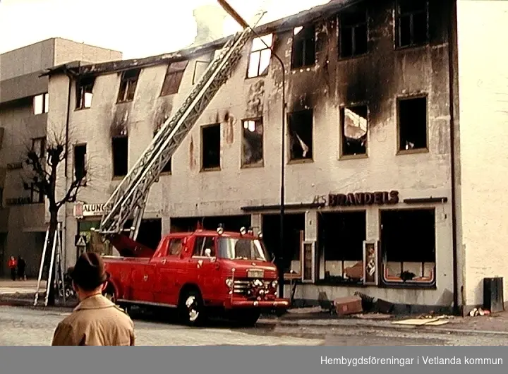 Brand i Brandels Järnhandel i Vetlanda 1977 ...