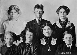 Kvinne med sine barn. Andrine ??