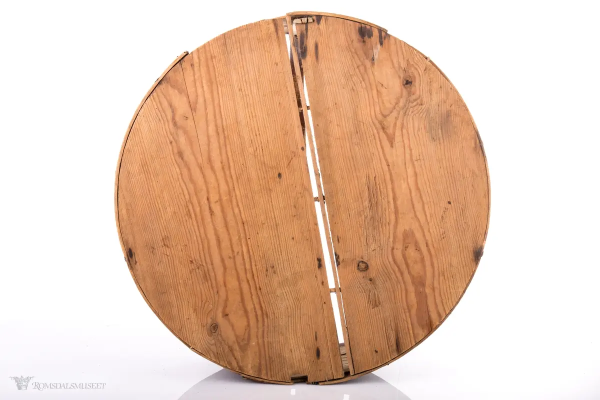 Den ytterste spon-enden har tannbordlignende avslutning, og med tægersurring over "tennene"