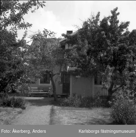 Karlsborg, kvarteret Strömmen, Storgatan 53. Trädgårdsinteriör från det enda kvarvarande huset i gamla Rödesund. Foto: Anders Åkerberg, juli 1973. Förstoring 40 x 50 cm. Neg finns.