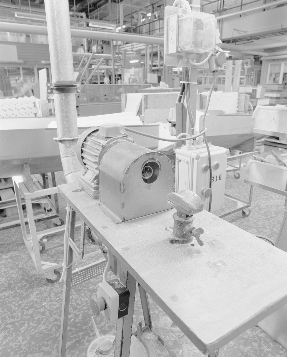 Dokumentation av Liljeholmens stearinljustillverkning.
Kyrkljusavdelningen, fräsmaskin (1984). Används för att få önskad dimension på ljusfoten.