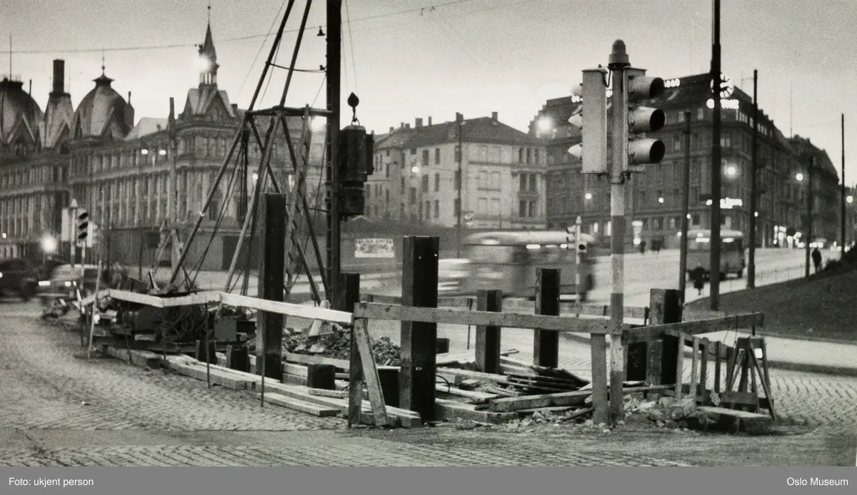gatekryss, gravearbeid, utvidelse av Nationaltheatret stasjon, trafikklys, busser, biler, kontorgygninger