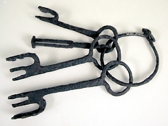 Enl liggare:" Ring med fyra påträdda nycklar af järn, fynd från Hvarfs s:n"
"Pastor Wennerholm"