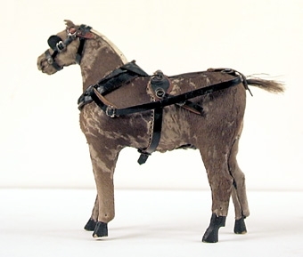 Enl liggare: "Häst, skinnbeklädd, med betsel och sele, välgjord (leksak)"
"Samtliga leksaker har tillhört frkn Dehlén o. hennes syskon"