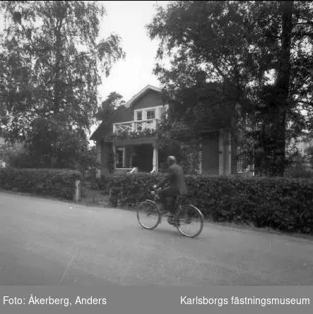 Karlsborg, Kärleksstigen 10. Byggnaden flyttad till Strandvägen 21. Foto: Anders Åkerberg, juli 1973. Neg finns. Förstoring 40 x 50 cm.