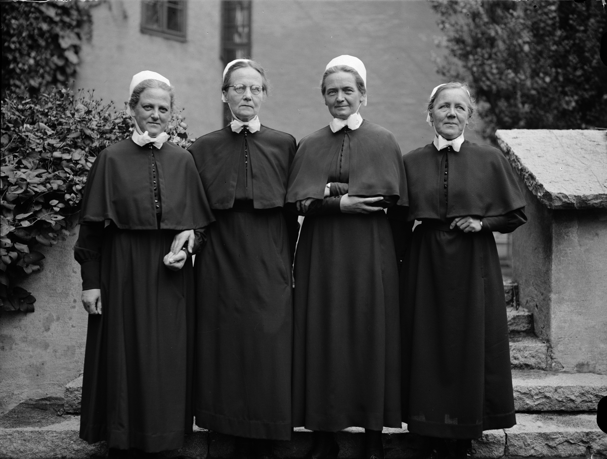 25-årsjubilerande diakonissor utanför Samariterhemmet - Emmy André, Elsa Friman, Inez Jurinder och Agnes Svensson