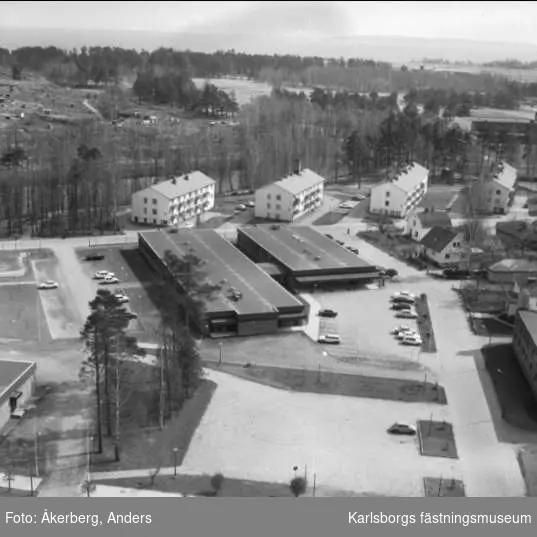 Flygfoto över delar av Karlsborg, Vårdcentralen och Kärleksstigen. Foto: Anders Åkerberg, 1973. Endast neg finns.