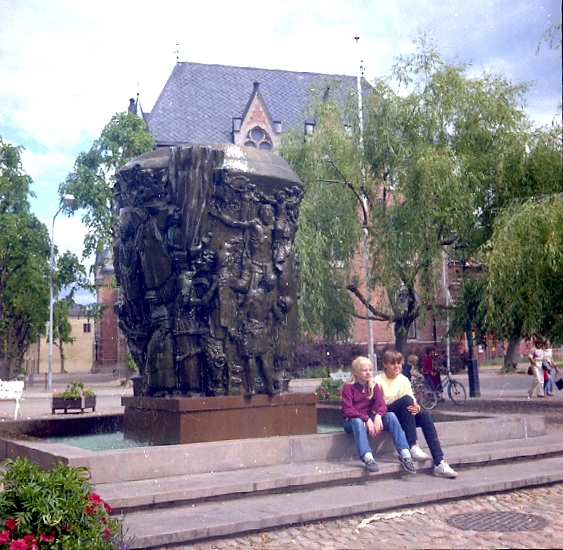 KRÖNIKEBRUNNEN Skaras tusenåriga historia avbildas i tre parallella band på skulpturen. Skulptur av Nils Sjögren, uppförd på Stortorget 1939.