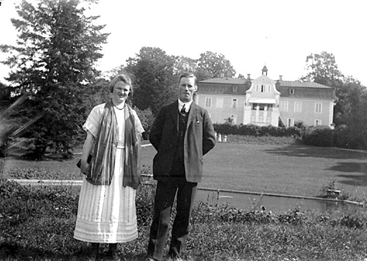 Karin Jansson, Borggårds Bruk, Hällestad och 
Gunnar Andersson, Milsmaden, Härlunda, som fästfolk.
Fotot taget på Råbäck.
C:a 1924.