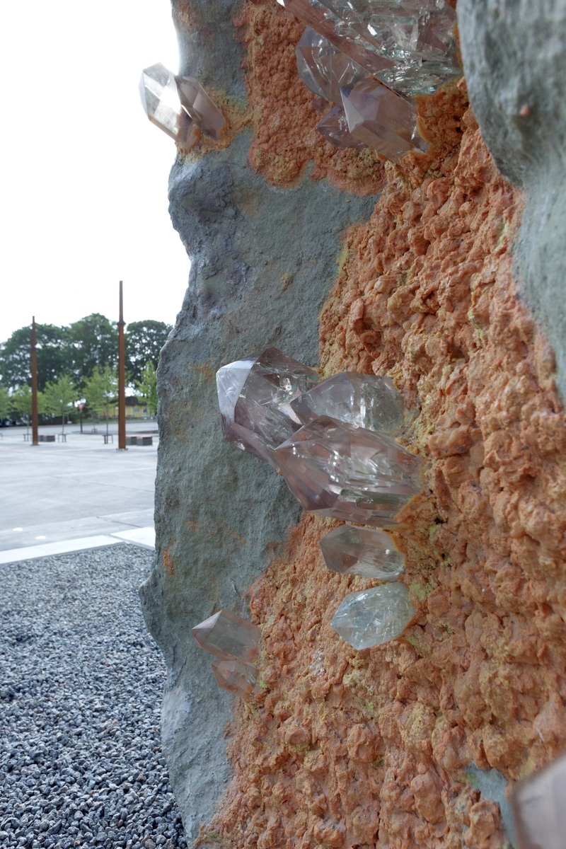 Mineraler og bergarter som er funnet på stedet og brukt i kunstverket:
Gul Limonitt (brunjernstein) med bergkrystall,
Rød Porfyr,
Grønn Prehnitt med kalkspat,
Hvit Porfyr,
Svart Porfyr,
Svart Epidot med bergkrystall