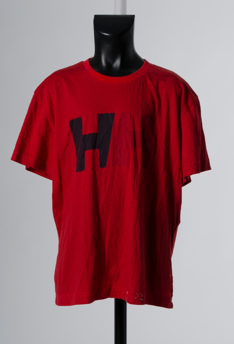 Artikkel nr. 56992. Rød t-skjorte med HH-logo, sort H og lysere rød H trykt på brystet.