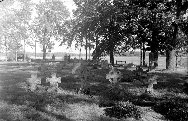 Gravstenar på kyrkogården.