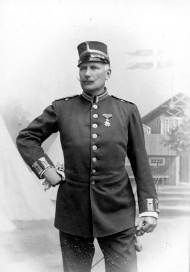 Överste Rudolf Oskarsson Gyllenram.
Född 1853 i Skövde.
Bodde år 1900 i Skövde, då som kapten.
Västgöta regemente.
