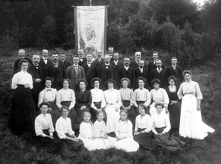 Hildur Sandahl, f. 1877, drev fotoateljé i Tidaholm och i Fellingsbro. Firman etablerades 1903.

1884 bildades den första svenska blåbandsföreningen (nykterhetsrörelse).