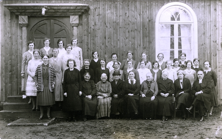 Broddetorps kyrkliga syförening vid kyrkoherde Lindholms avflyttning.

Knut Ivar Lindholm, född i Fyrunga 1882 Tillträdde som kyrkoherde i Broddetorp 1920.