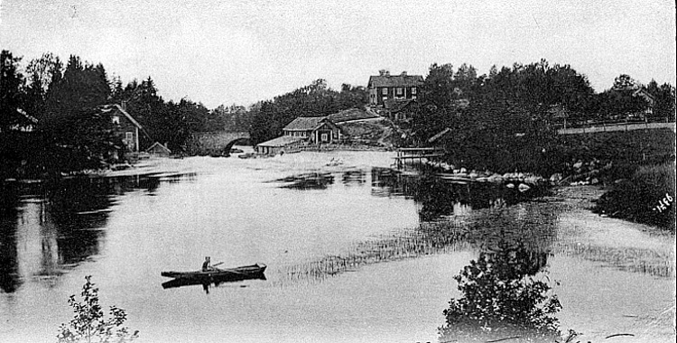 Gullspångsälven uppströms gamla landsvägsbron, byggd 1815 som revs och ersattes med en ny bro 1908.
Till vänster Possekvarn, till höger Tullen, Tullkvarn och färgeriet.