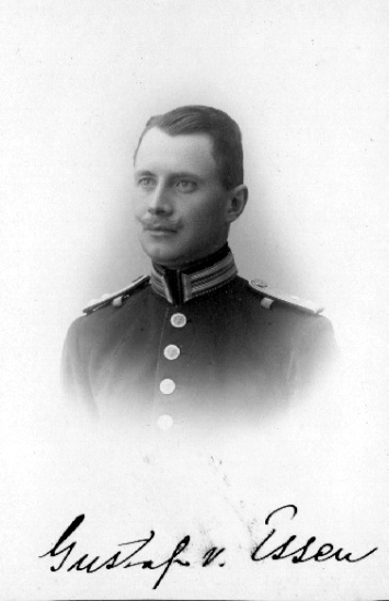 Gustaf Adolf von Essen, Svenstorp.
Född 1877 i Fröjereds sn.
Var år 1900 sergeant i Västgöta regemente.