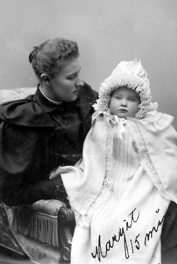 Fru Helen Sjöstedt med Margit 15 mån. Nov. 1893.

inv. nr. 86879.