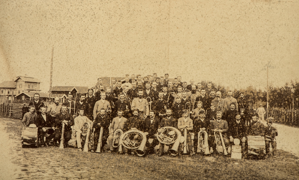Heradsbygd Musikkforening. Bildet er tatt på Folkvang i Elverum i 1902. Stor gruppe musikkere, instrumenter. Foto Ivar Odden, Elverum