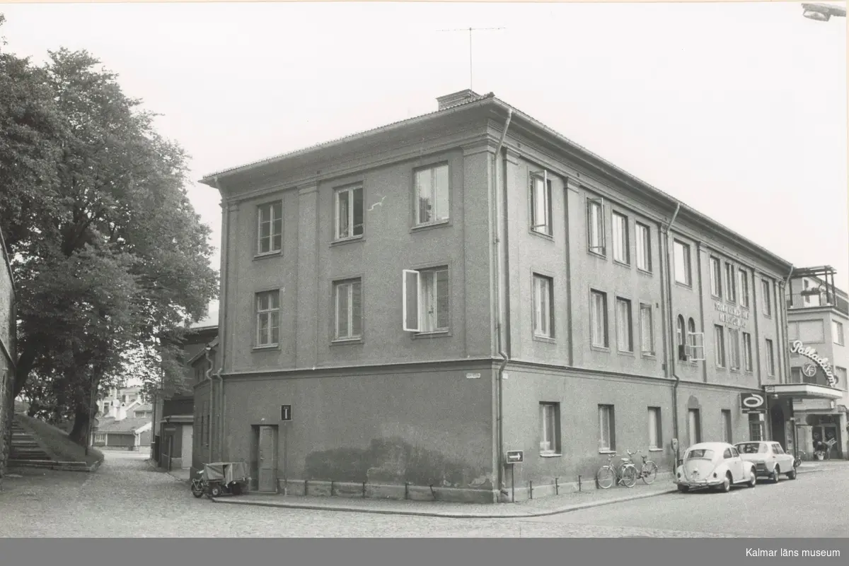 Fasad mot Västra Vallgatan - Norra Långgatan, Kvarnholmen väster om Västra Sjögatan. Bilderna är tagna inom ramen för Kalmar kommuns inventering av Kvarnholmens bebyggelse 1970-1971 och skänkta till länsmuseet.