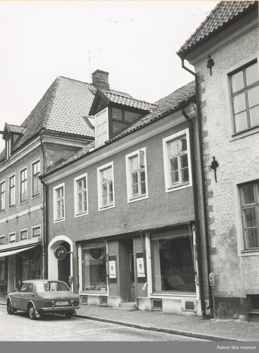 Fasad mot Kaggensgatan, Kvarnholmen väster om Västra Sjögatan. Bilderna är tagna inom ramen för Kalmar kommuns inventering av Kvarnholmens bebyggelse 1970-1971 och skänkta till länsmuseet.