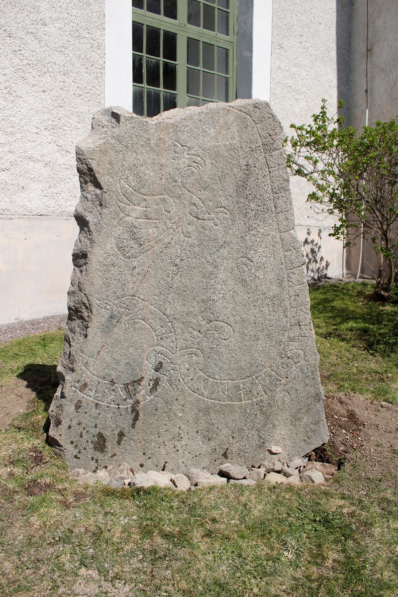 Arkeologisk schaktningsövervakning och undersökning, , runstenen U 874 uppställd, Hagby kyrka, Hagby socken, Uppland 2016