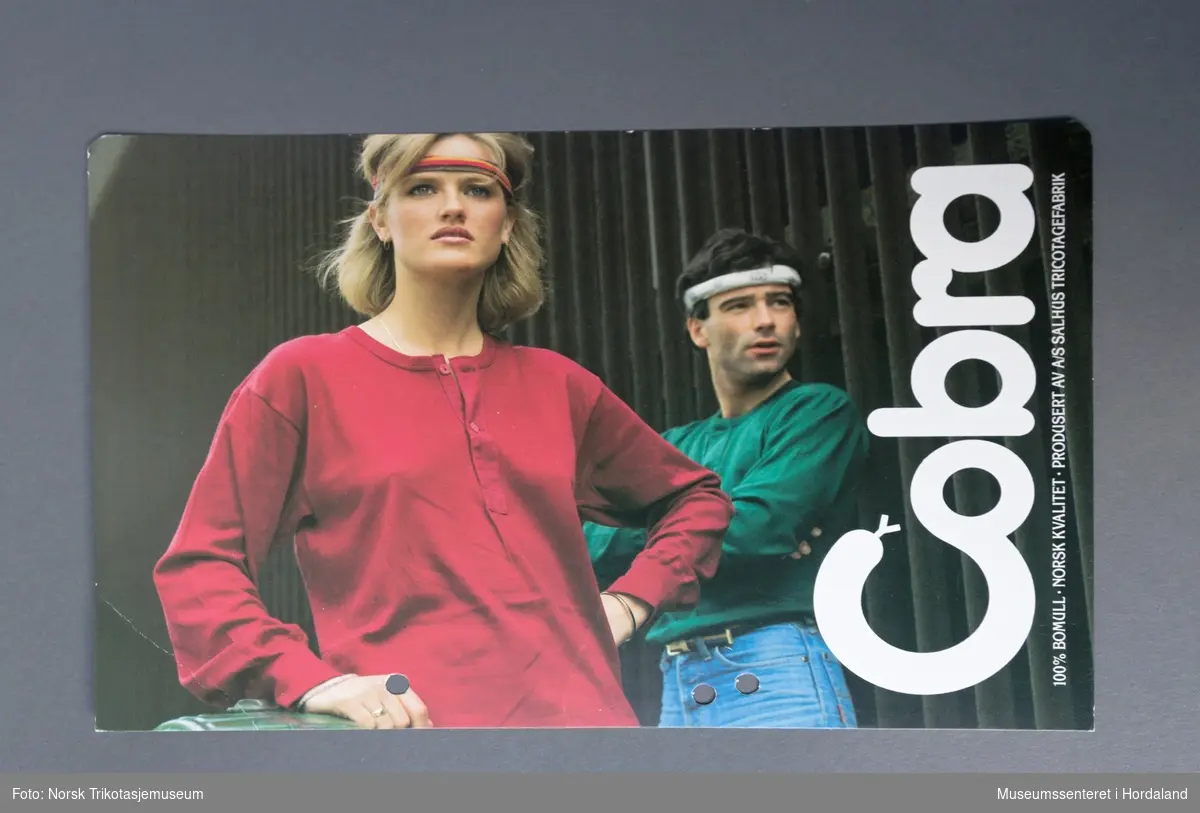 Papirinnlegg med produktinformasjon og vaskeanvisningar, til plagg i merket Cobra. Cobra blei lansert som eit nytt merke for fritidsplagg frå Salhus Tricotagefabrik i 1982.

"Har du sett de andre plaggene i den fargeglade Cobra-familien?"