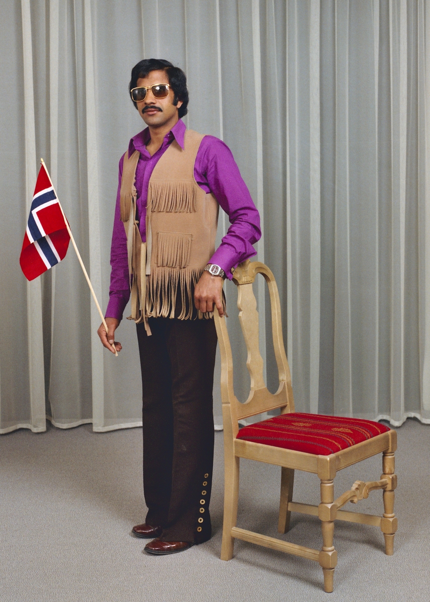 Studioportrett av innvandrer dagen før 17.mai