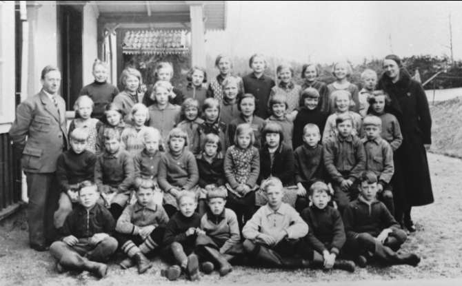 Mölltorp, Gälsebo skola. Klasserna 2, 4 och 6 utanför skolan år 1936. Lärarinna Ellen Göransson, lärare Axel P Carlén. 2 st förstoringar 25 x 36 cm. Neg finns.