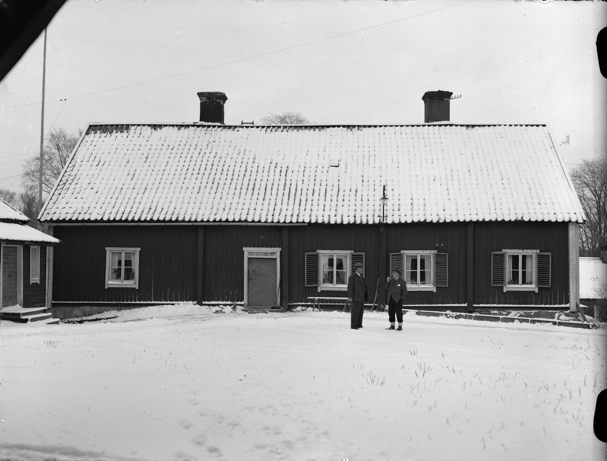 Befallningsman Johan Petter Ahlkvist med okänd man framför sitt hem i Gamla Värdshuset, som tillhört Vattholma bruk