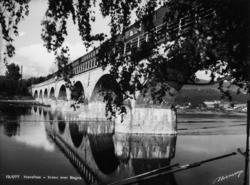 Bru over Begna ved Hønefoss med passerende tog