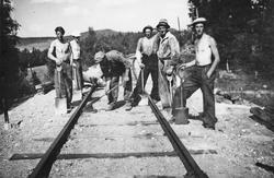Menn, spader, jernbanespor.