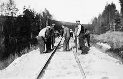 Menn, spader, jernbanespor.